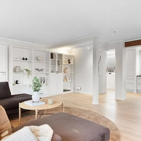 Lägenhet Bright And Spacious, Close To The Center And Train