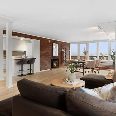 Bright And Spacious, Close To The Center And Train Lägenhet