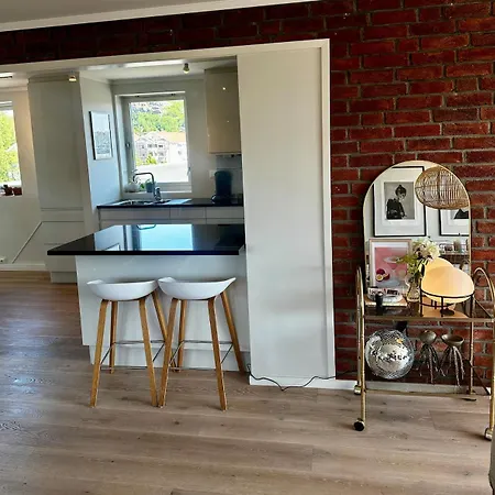 Bright And Spacious, Close To The Center And Train Lägenhet