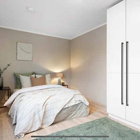 Bright And Spacious, Close To The Center And Train