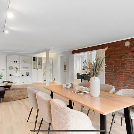 Bright And Spacious, Close To The Center And Train Lägenhet